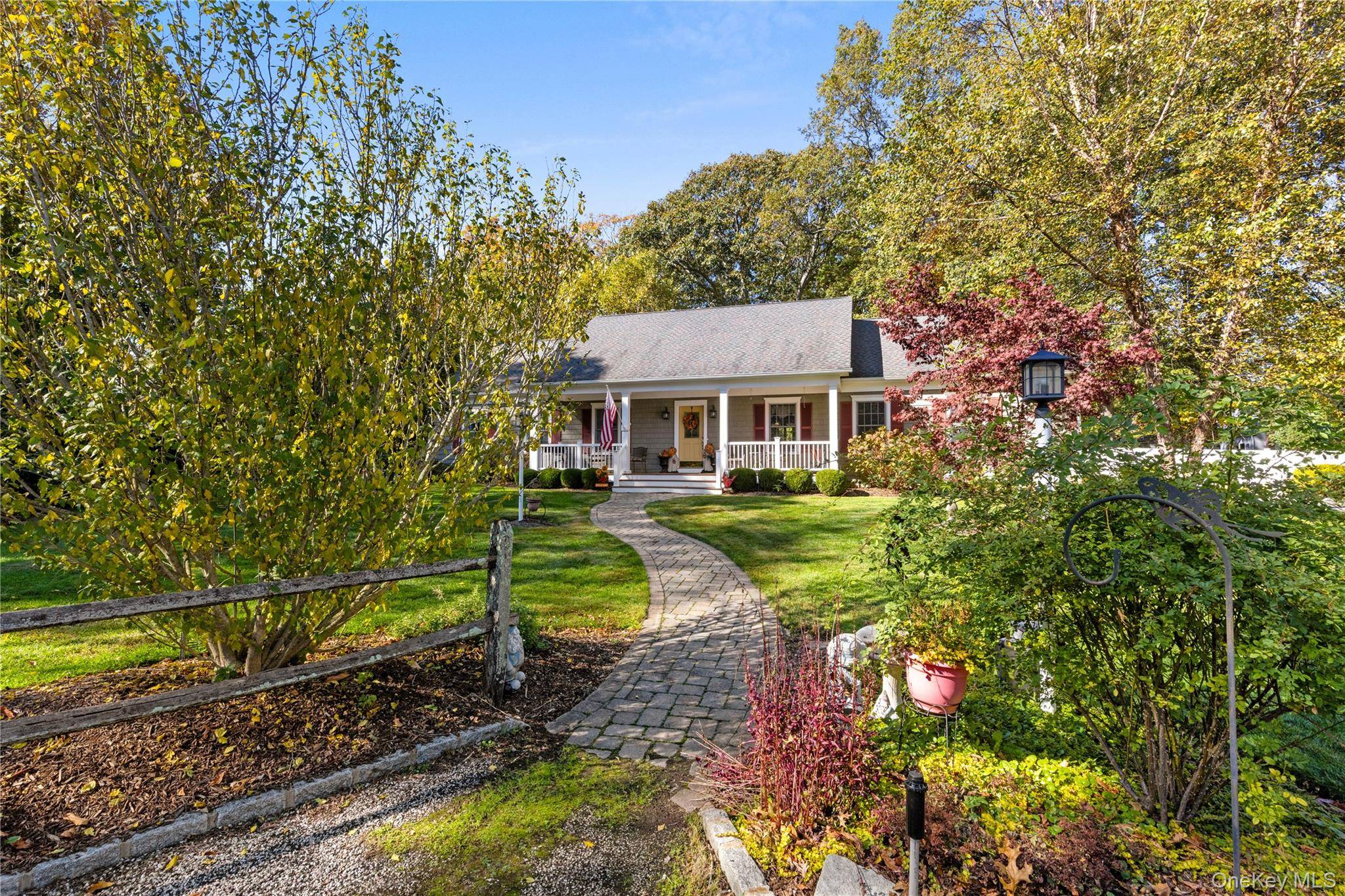 Jamesport, Beautiful traditional ranch style home with open concept floor plan.