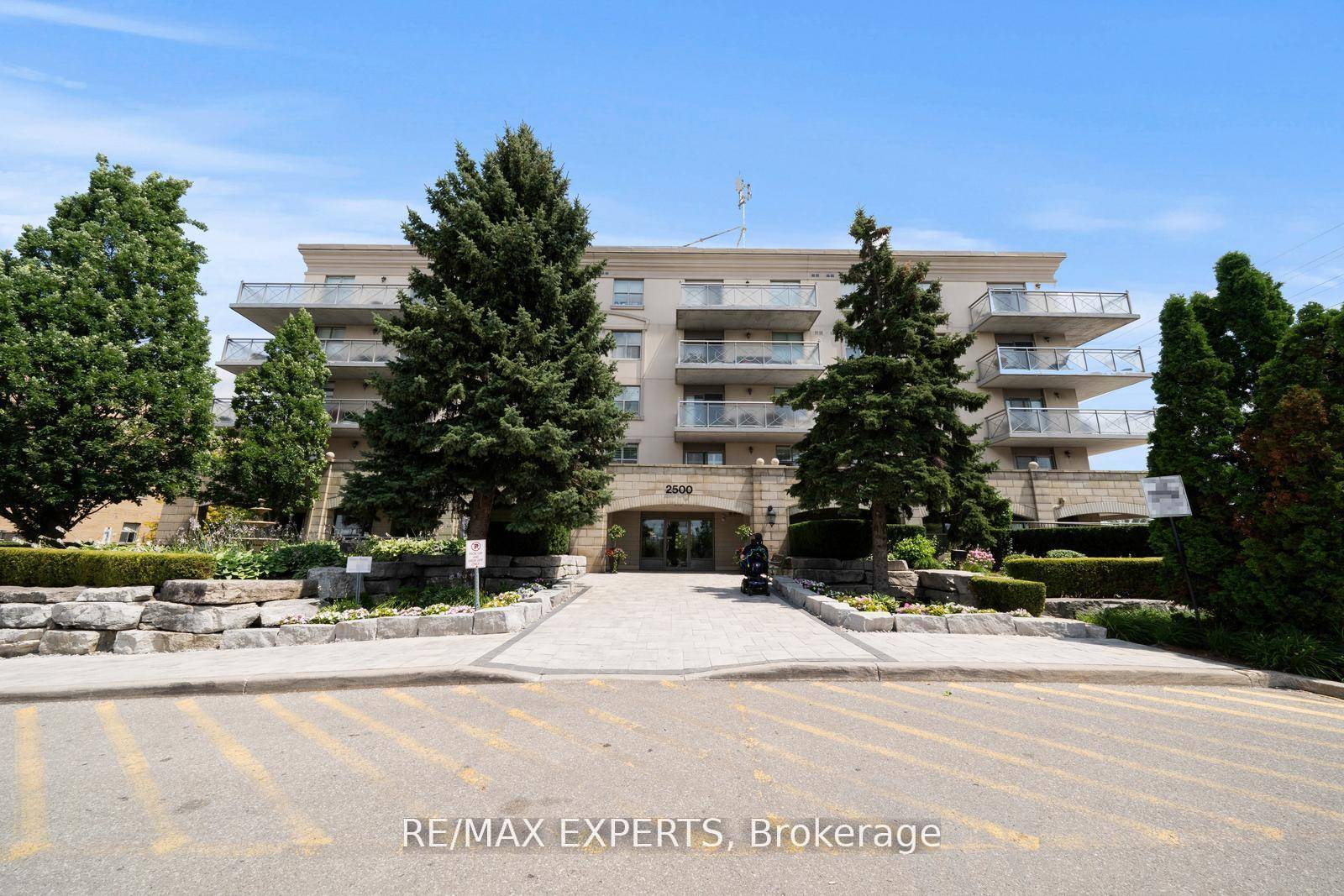 Experience updated living in this beautifully renovated south facing unit at the highly sought after Villa Giardino in Maple.