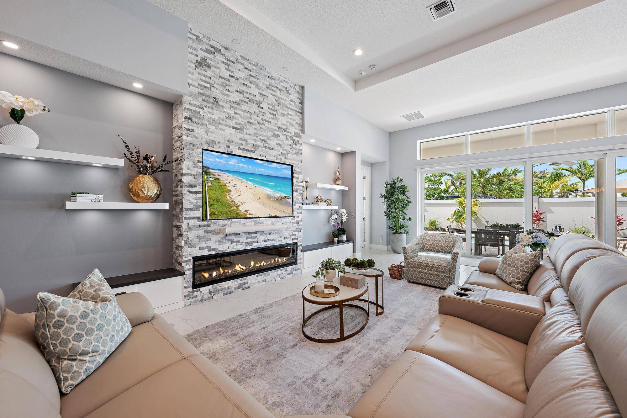 Stunning and highly upgraded 3 Bedroom Den, 2.