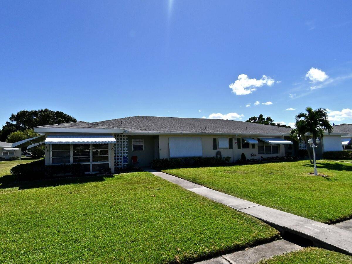 WELCOME HOME ! This is a charming unit with 2024 roof, 2020 water heater, and 2014 A C.