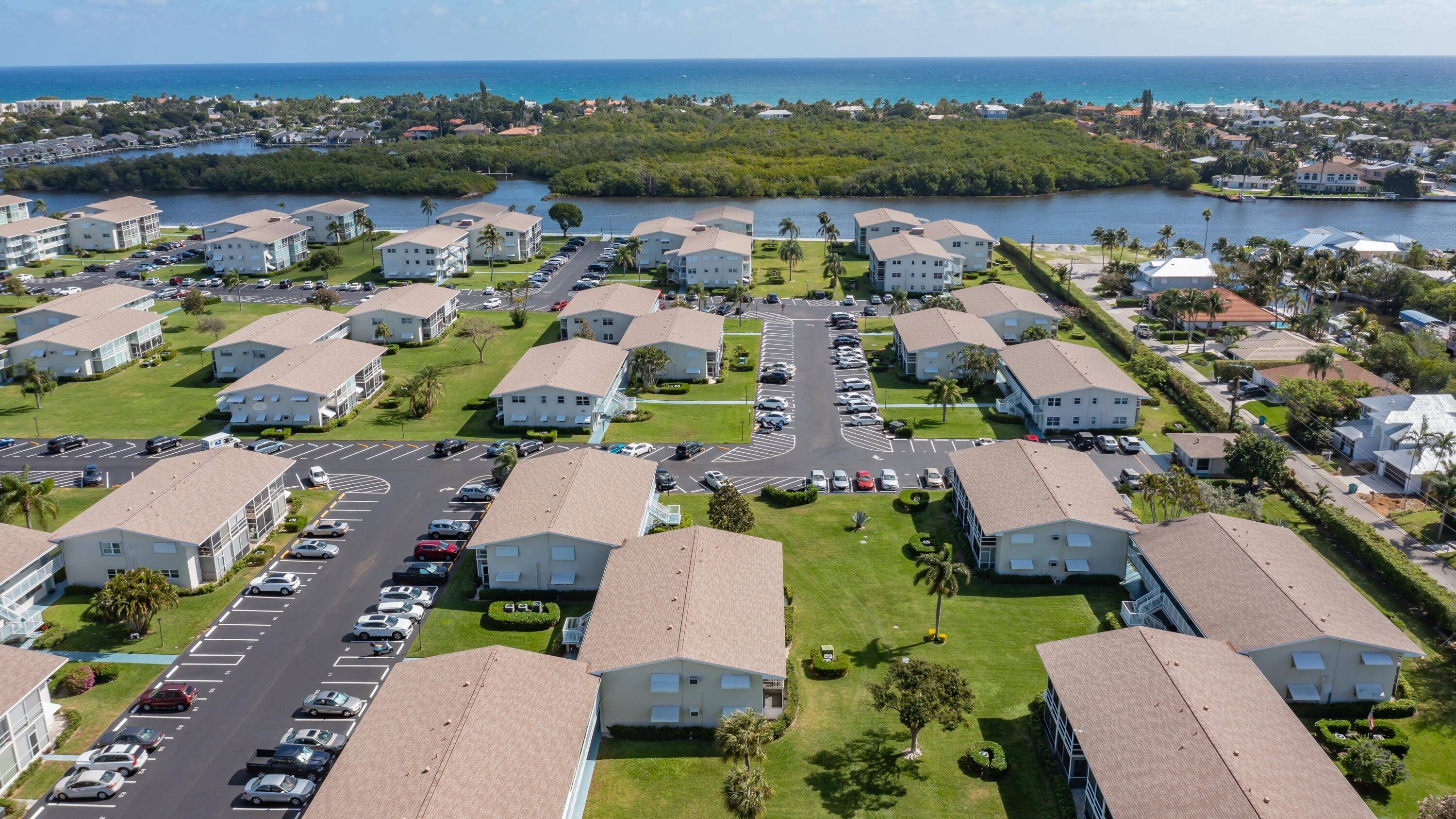 Lovely one bedroom, one bathroom condo on the 2nd floor in Popular 55 intracoastal gated community, just minutes to beautiful beaches, marina, restaurants, shopping and more !