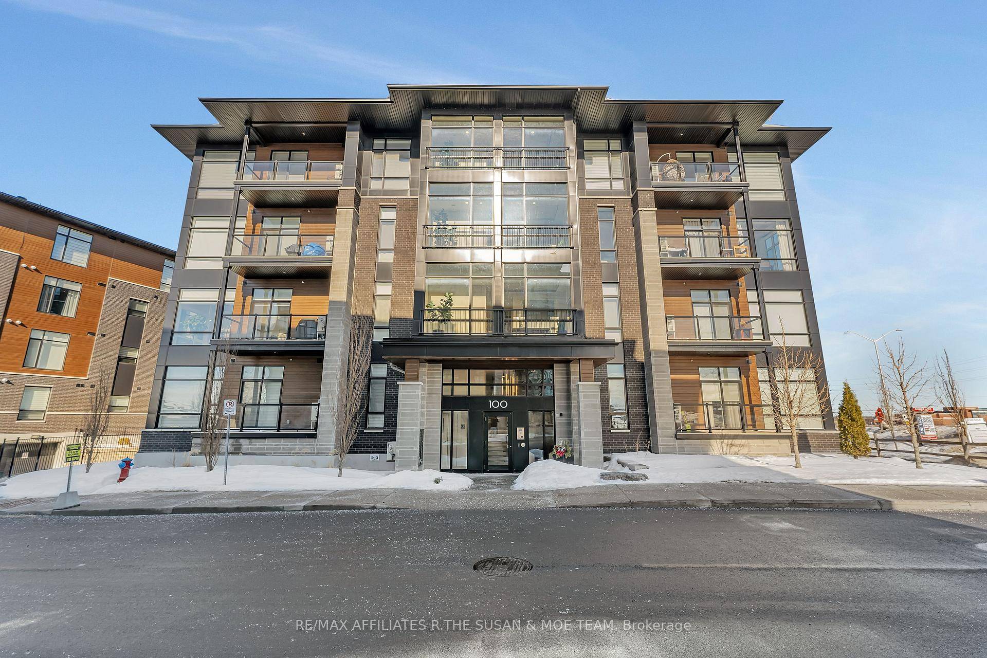 Executive style 2 bedroom, 2 bathroom condo in Urbandale's prestigious Allora condominiums.
