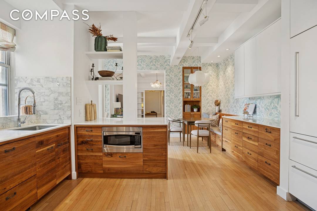 Welcome home to residence 115 on the 11th floor at 333 Central Park West a spectacular 3 bedroom, 2 bathroom home in one of Manhattan s most desirable buildings.
