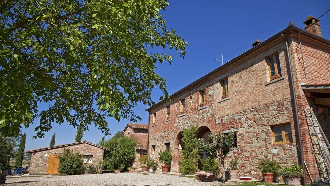 Farm with restored farmhouse from 1800, two outbuildings, swimming pool and 23 hectares of land for sale in Foiano della Chiana, Valdichiana.