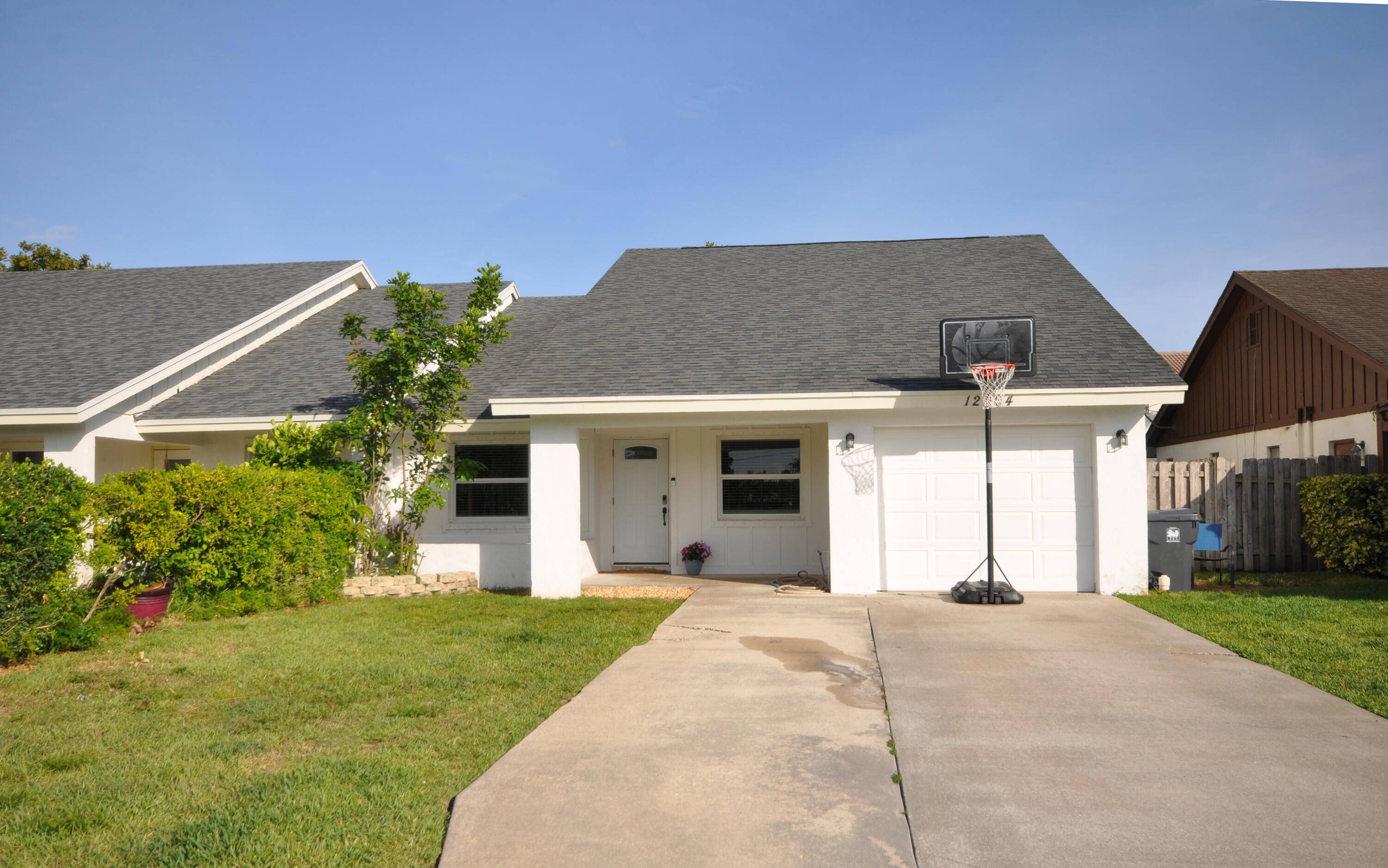 Modern and Updated 3 Bedroom Villa in the Heart of Wellington Village.