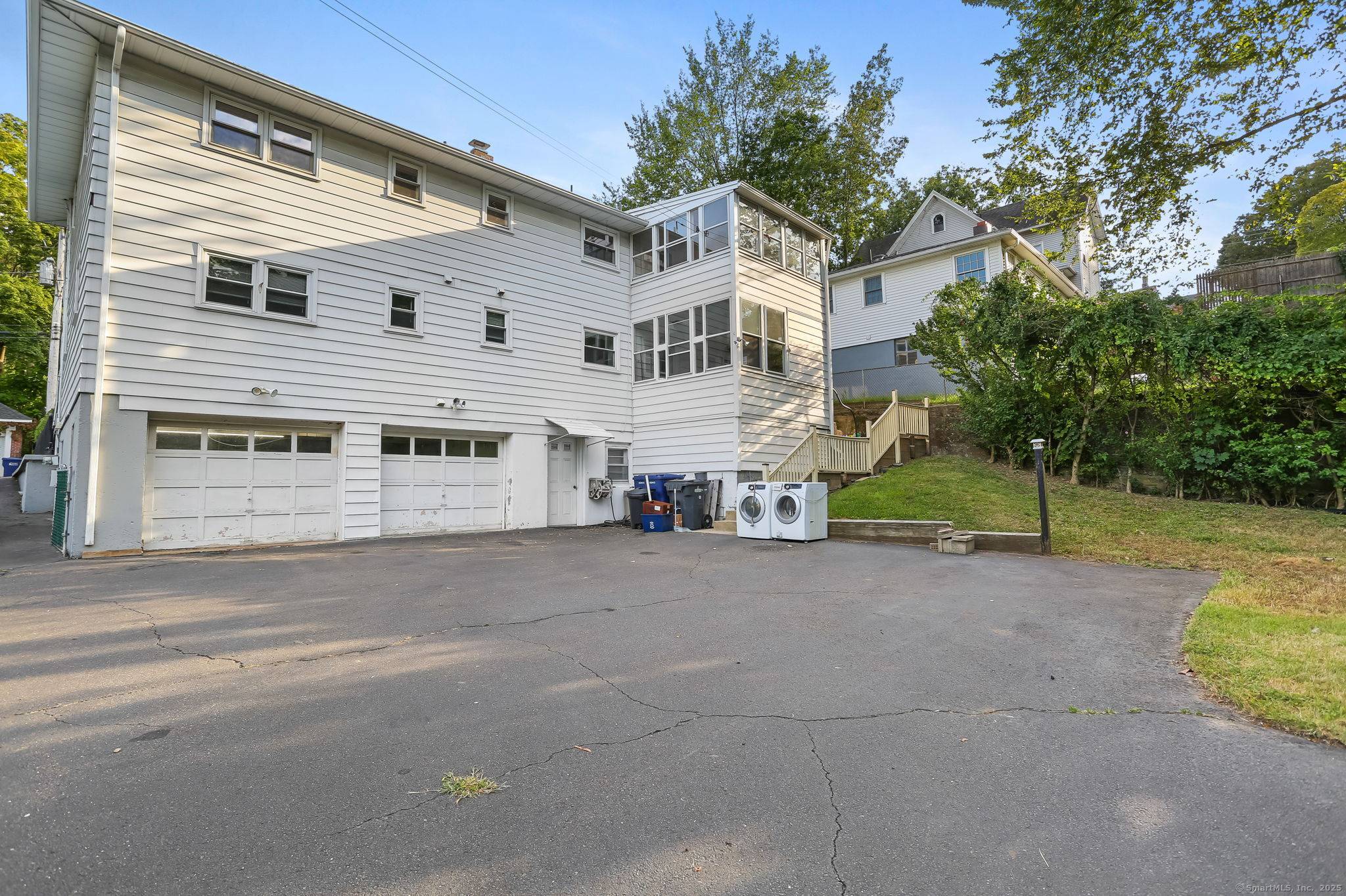 Investors Discover the perfect blend of space, function, and flexibility in this well kept, 3, 120 sf.