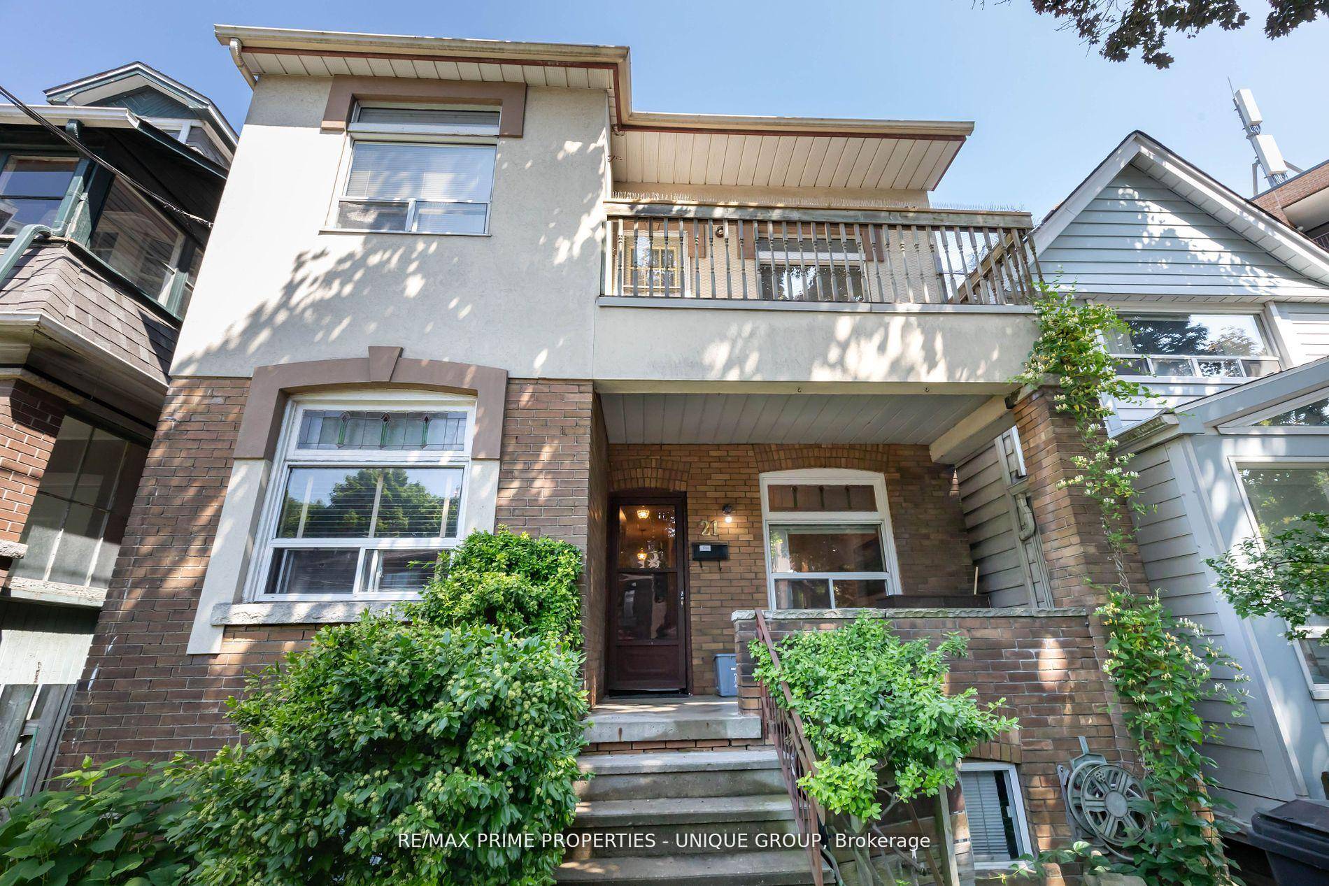 Large Detached 2. 5 Storey Home in Fantastic Playter Estates.