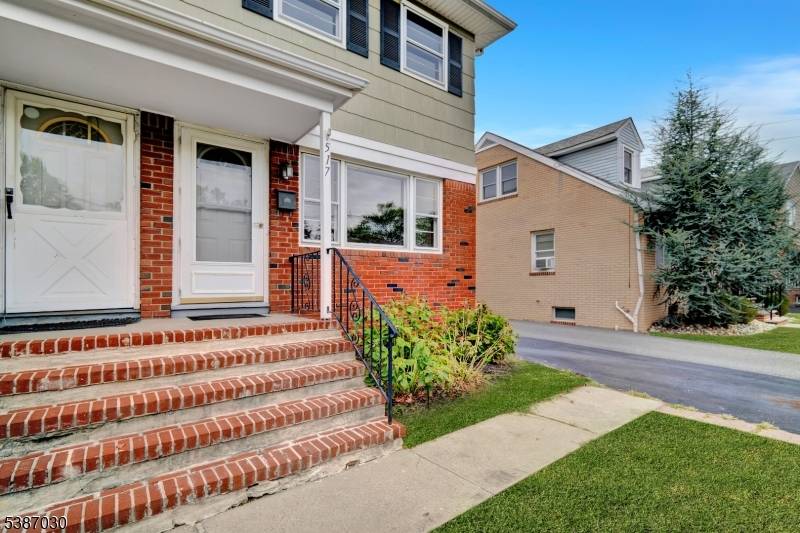 This charming half duplex offers 3 bedrooms and 1.