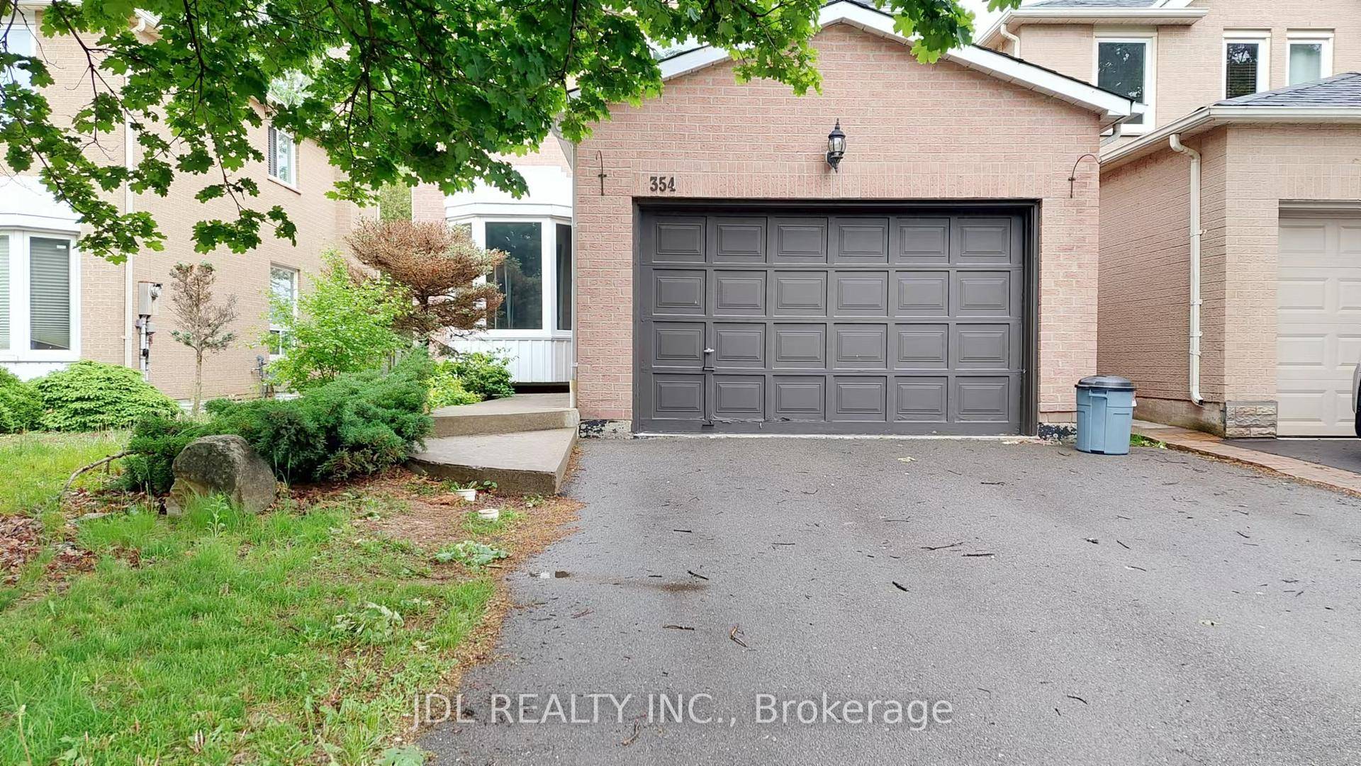 Well maintained House is ready for you to move in !