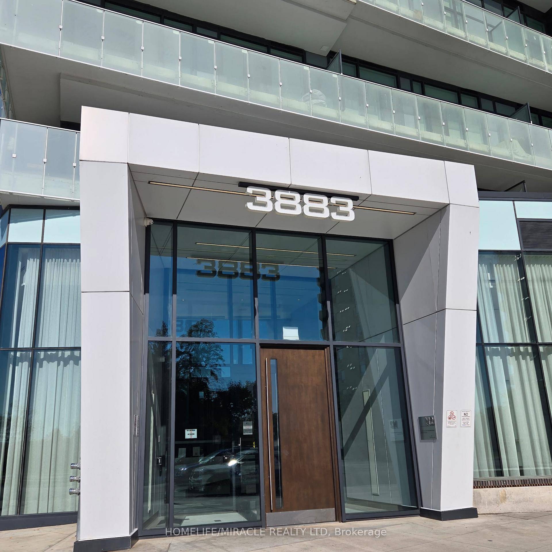 Luxurious 1 Bedroom Flex Condo in Prime Mississauga Location M City 2 Condominiums.