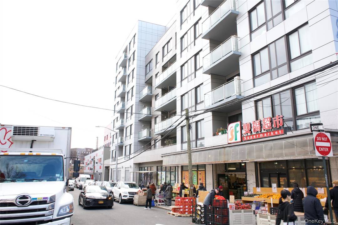 Bright and spacious 2 bedroom, 2 full bath apartment offering approximately 1, 045 square feet of comfortable living space.