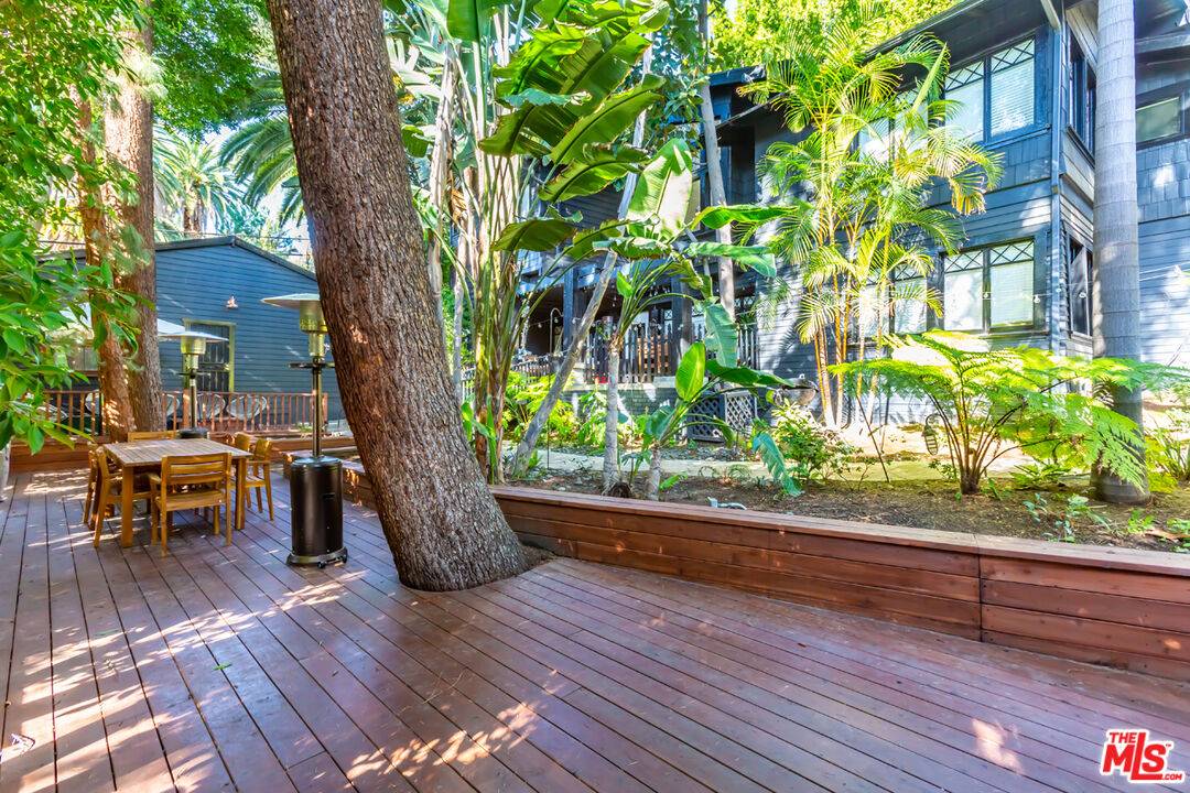 1908   HILLCREST RD 2.0 Hollywood Hills East LA