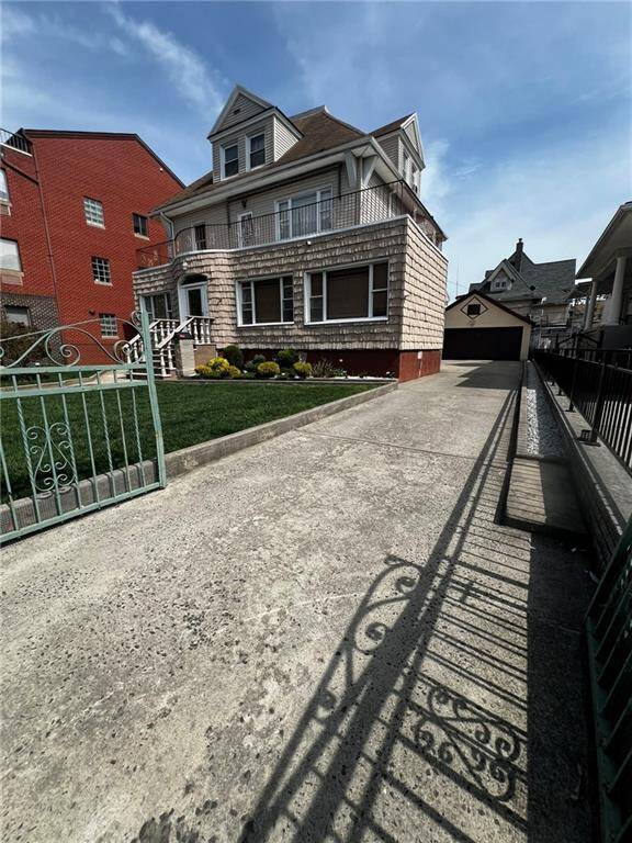 SHOWING BY APPOINTMENT ONLY First Time on the Market Prime 21st Ave amp ; Benson Ave Location Rare opportunity to own a fully detached Victorian on an oversized 60 96.