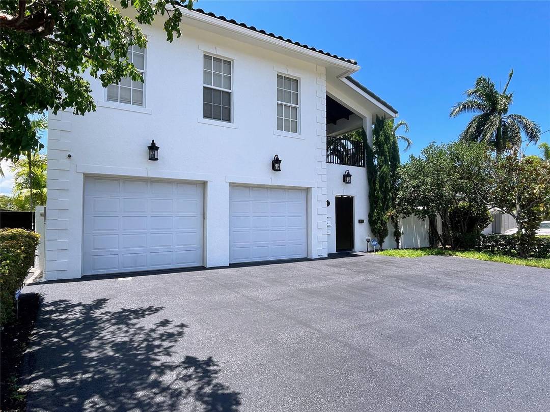 Welcome to the Casa Del Rio a truly rare offering located on Fort Lauderdale s picturesque Middle River.