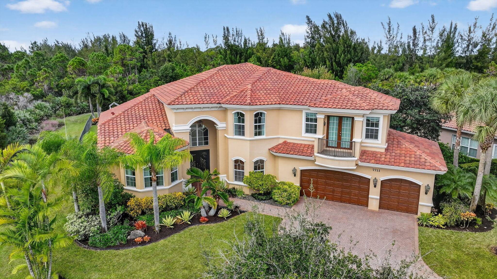 This half acre cul de sac home is finished to an impeccable standard using extremely high end materials.