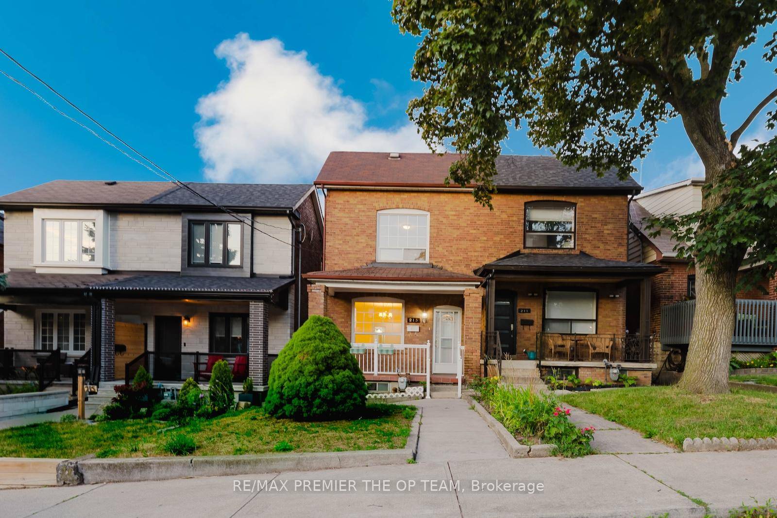 Attention builders, investors, contractors, and families, fantastic opportunity in a thriving neighbourhood !