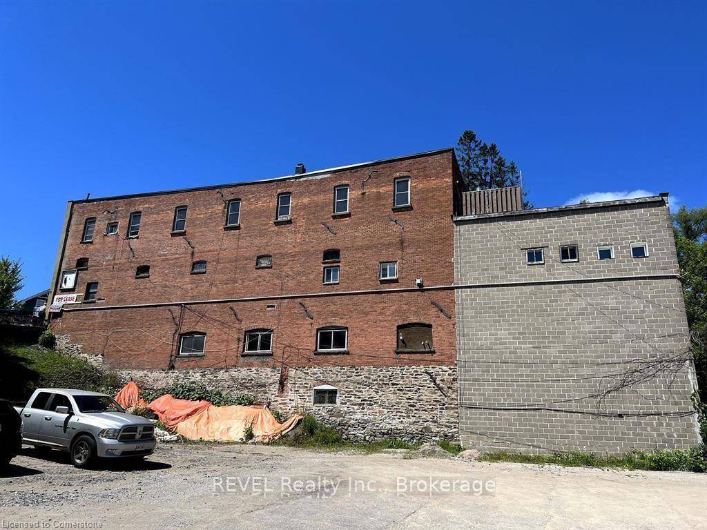 VACANT MAIN FLOOR COMMERCIAL UNIT AVAILABLE find your own tenant or use it for yourself !