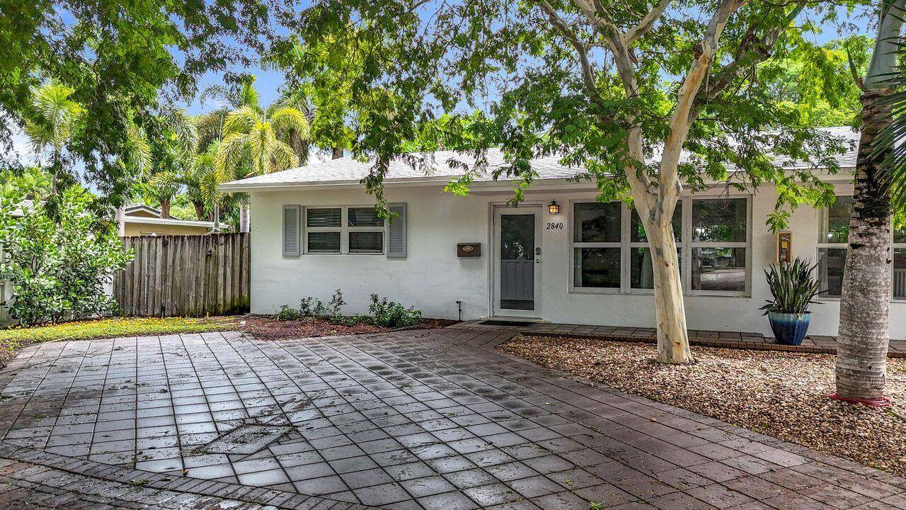 Furnished Rental Short Term or long term Located close to beaches, restaurants.