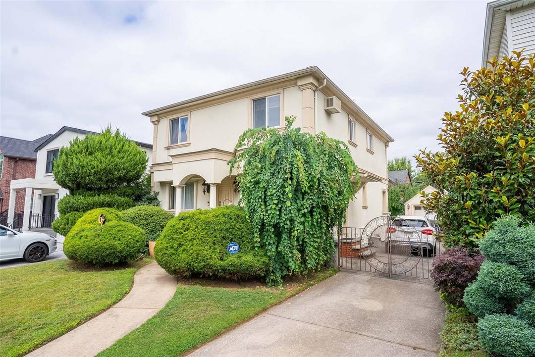 This property in Whitestone is a fantastic option for those looking for a spacious and comfortable home.