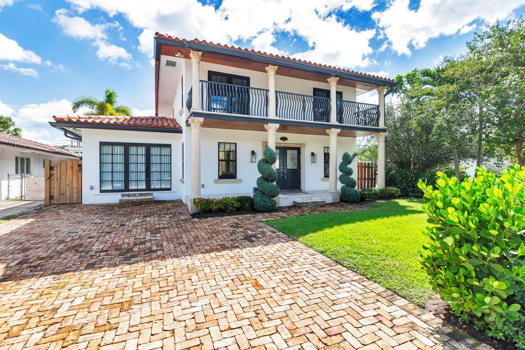 Luxury Contemporary Living in Coveted Providencia Park Step into modern elegance in this beautifully restored 1920s Spanish style home, nestled in the heart of Providencia Park one of West Palm ...