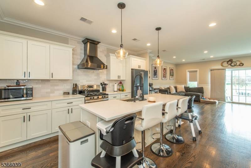 Immaculate Three Level End Unit Townhouse This beautifully maintained townhouse offers spacious and modern living across three levels.