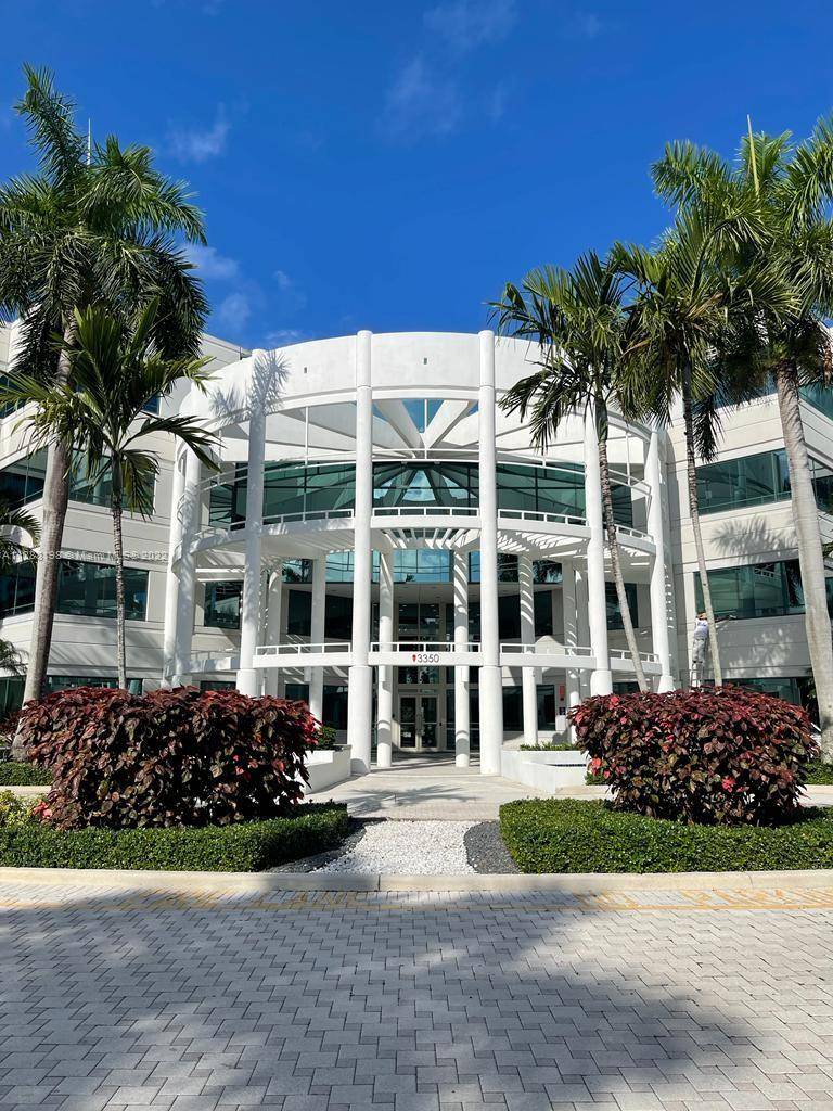 GREAT LOCATION CLOSE TO MIRAMAR PARKWAY AND 1 75 EXIT.
