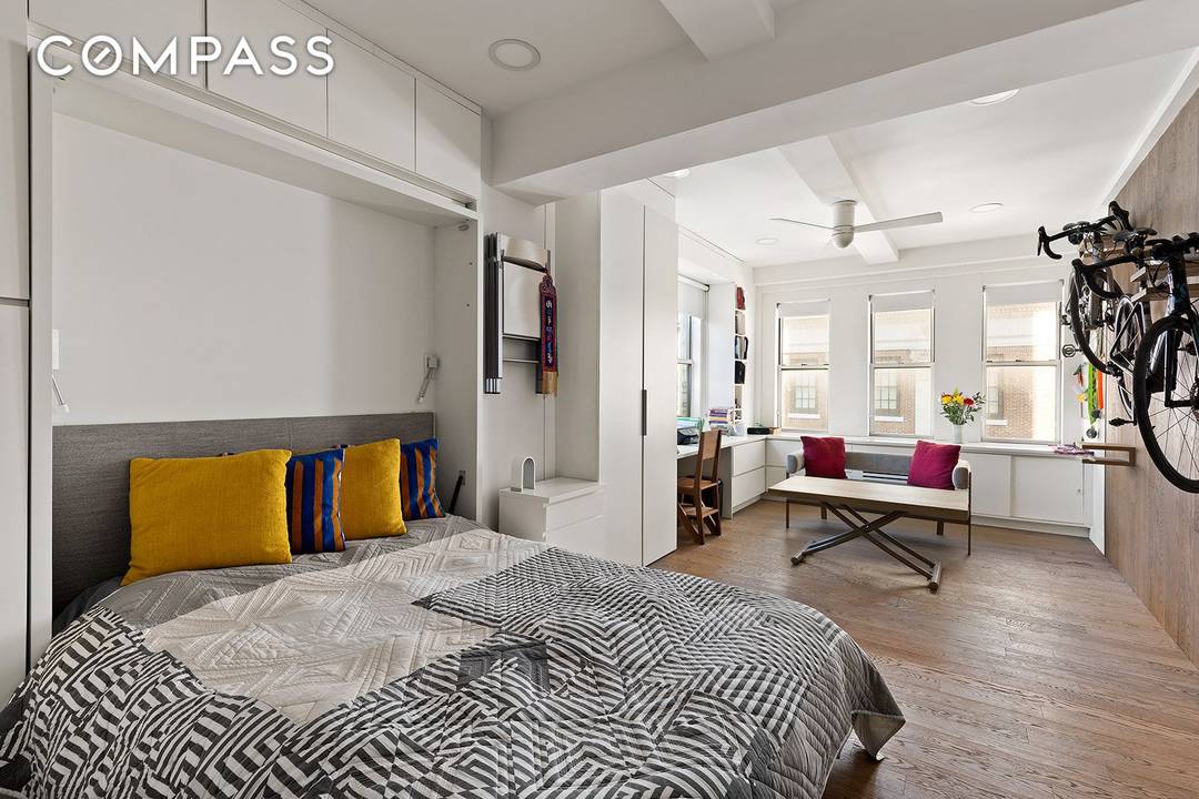 Gorgeous Upper West Side Studio If you are looking for a fully updated studio in prime Upper West Side one block from Central Park, look no further !