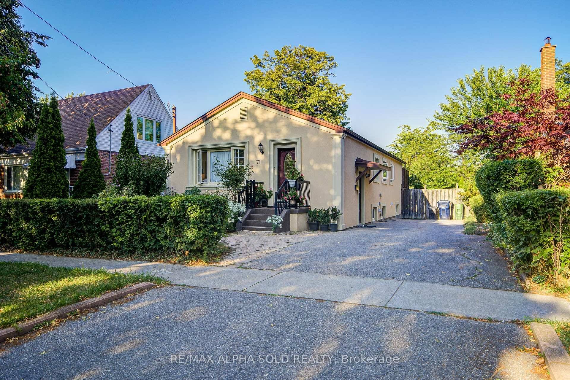 Welcome to this charming detached bungalow in Torontos sought after Dorset Park !