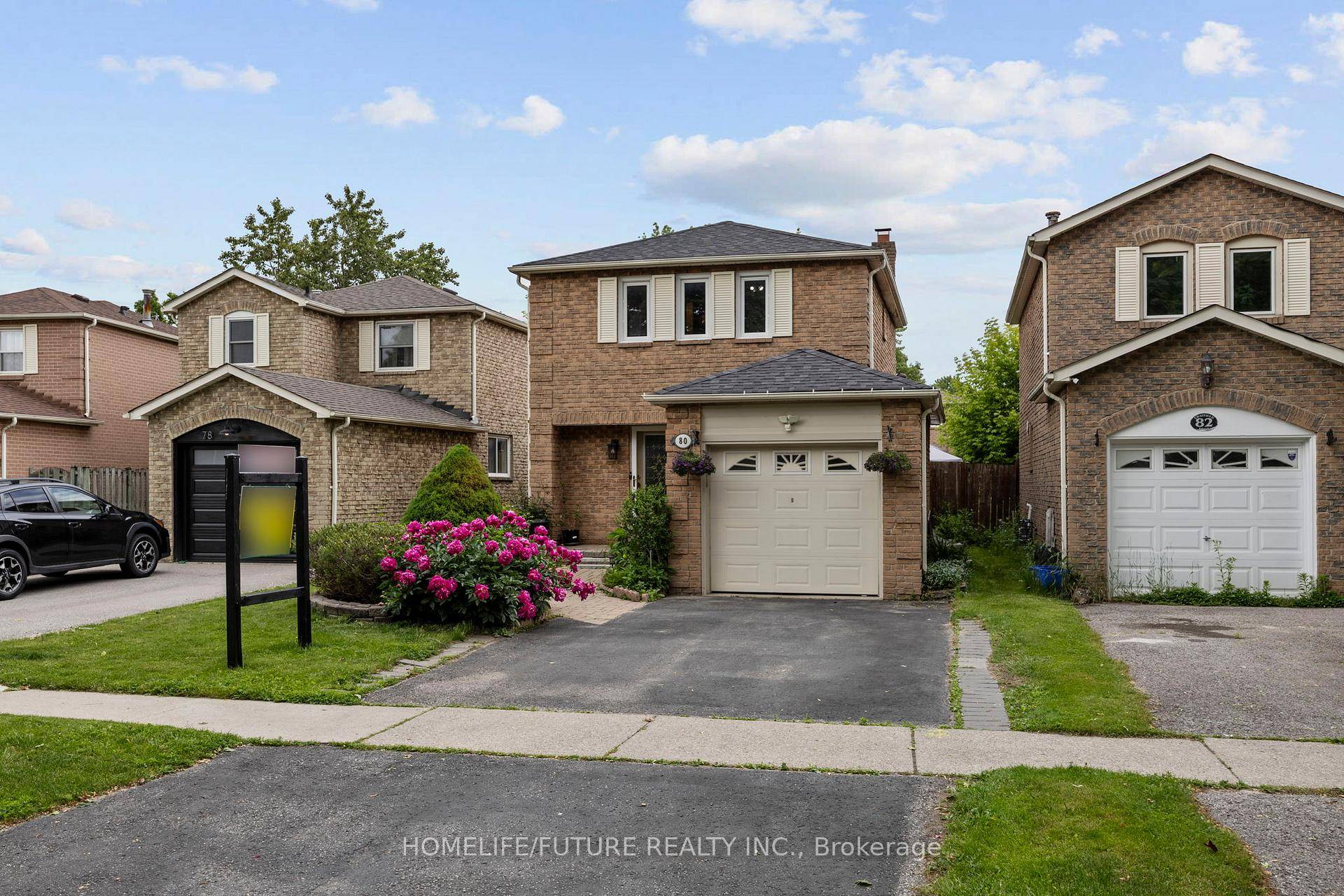 Beautiful 3 Bedroom Detached Home Prime Location !
