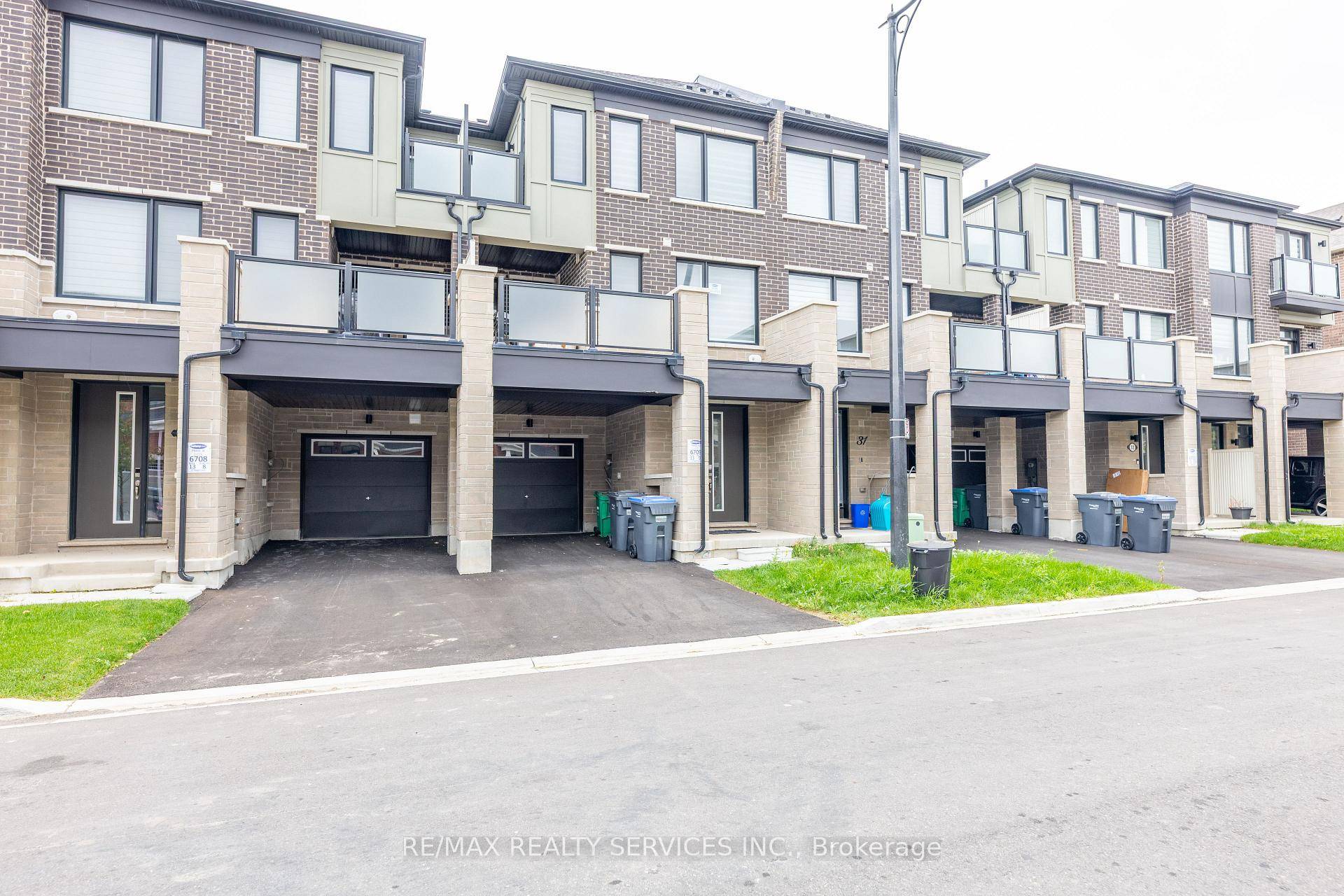 Absolute Gorgeous Upgraded Freehold Townhouse with 3 Bedrooms, 2.