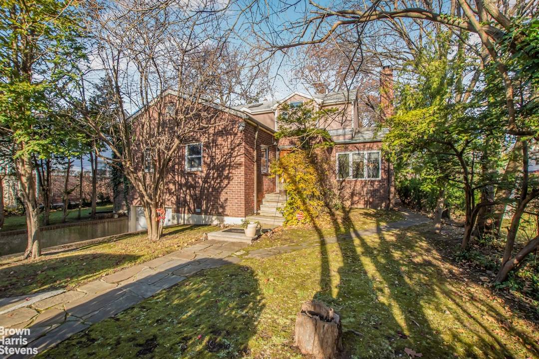Nestled on a quiet street in the heart of south Riverdale, you will find a hidden gem !