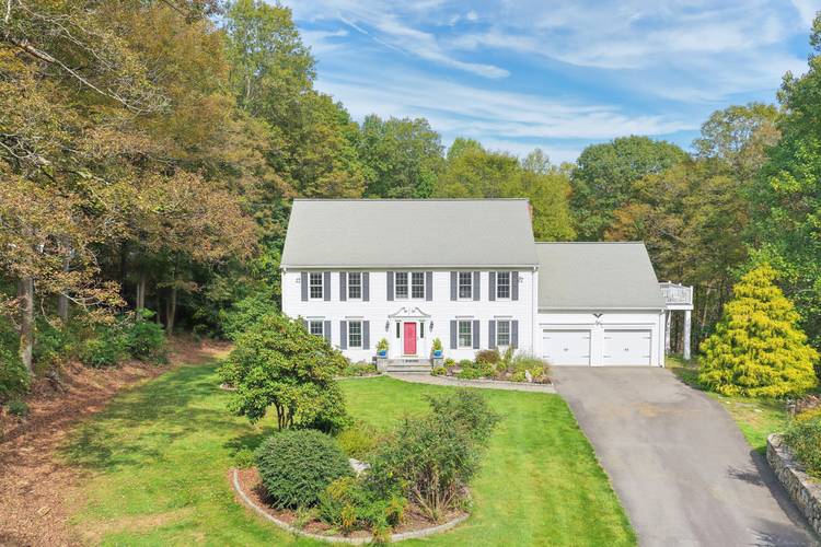 Ascend to Aspetuck ! Discover refined living at 10 Aspetuck Lane in Oxford.