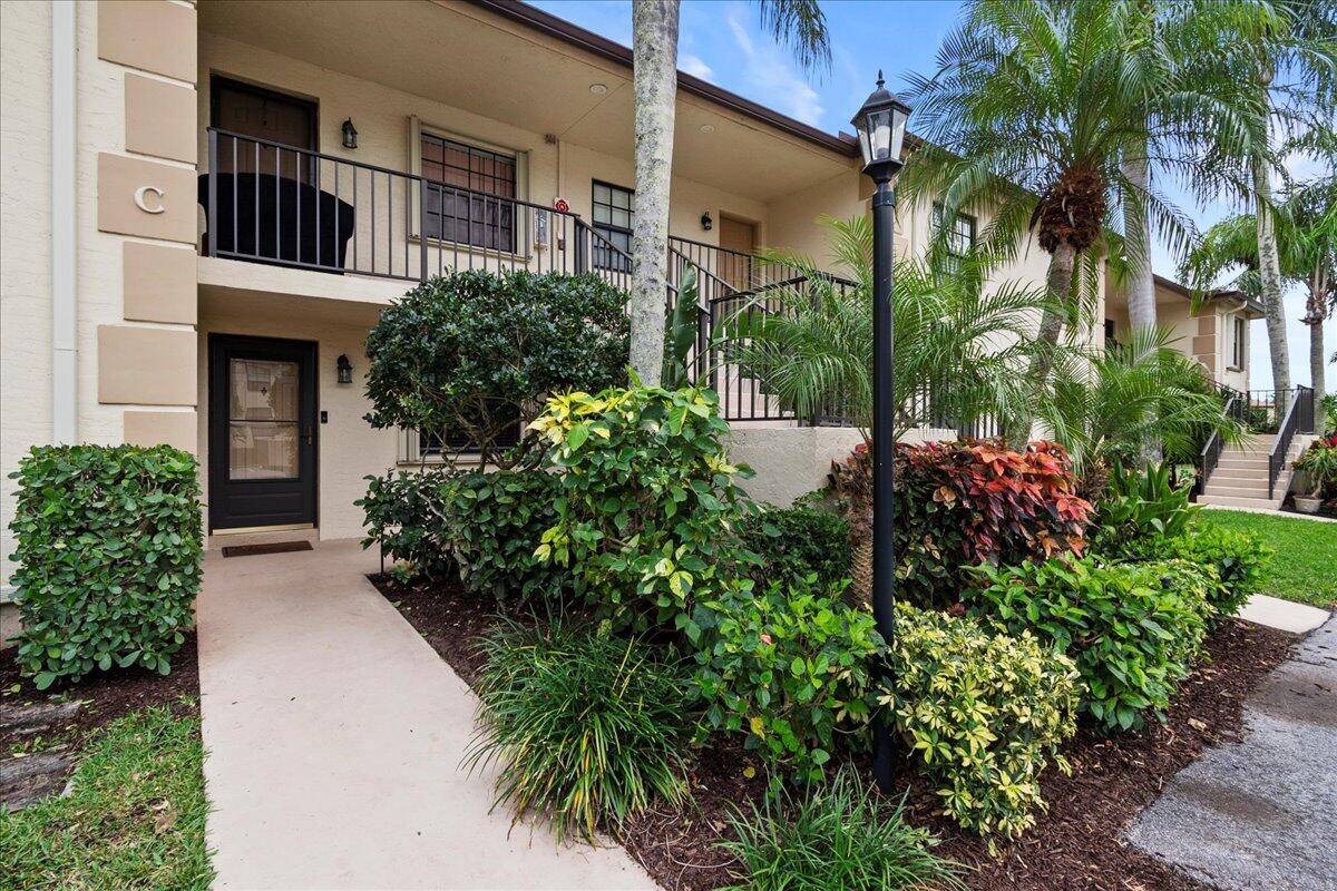 The adorable community of Pinecrest offers a fantastic and convenient location, awesome amenities including a public golf course, your own community pool, tennis, pickleball, library, community room w kitchen, and ...