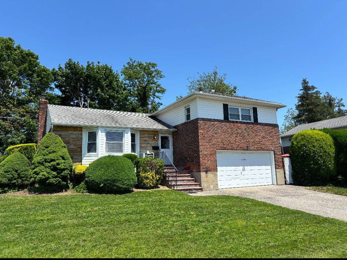 King Size Spacious amp ; Gracious Barnum Woods Brick Split In Prime Area, Quied Dead End block Prestigious Barnum Woods area.