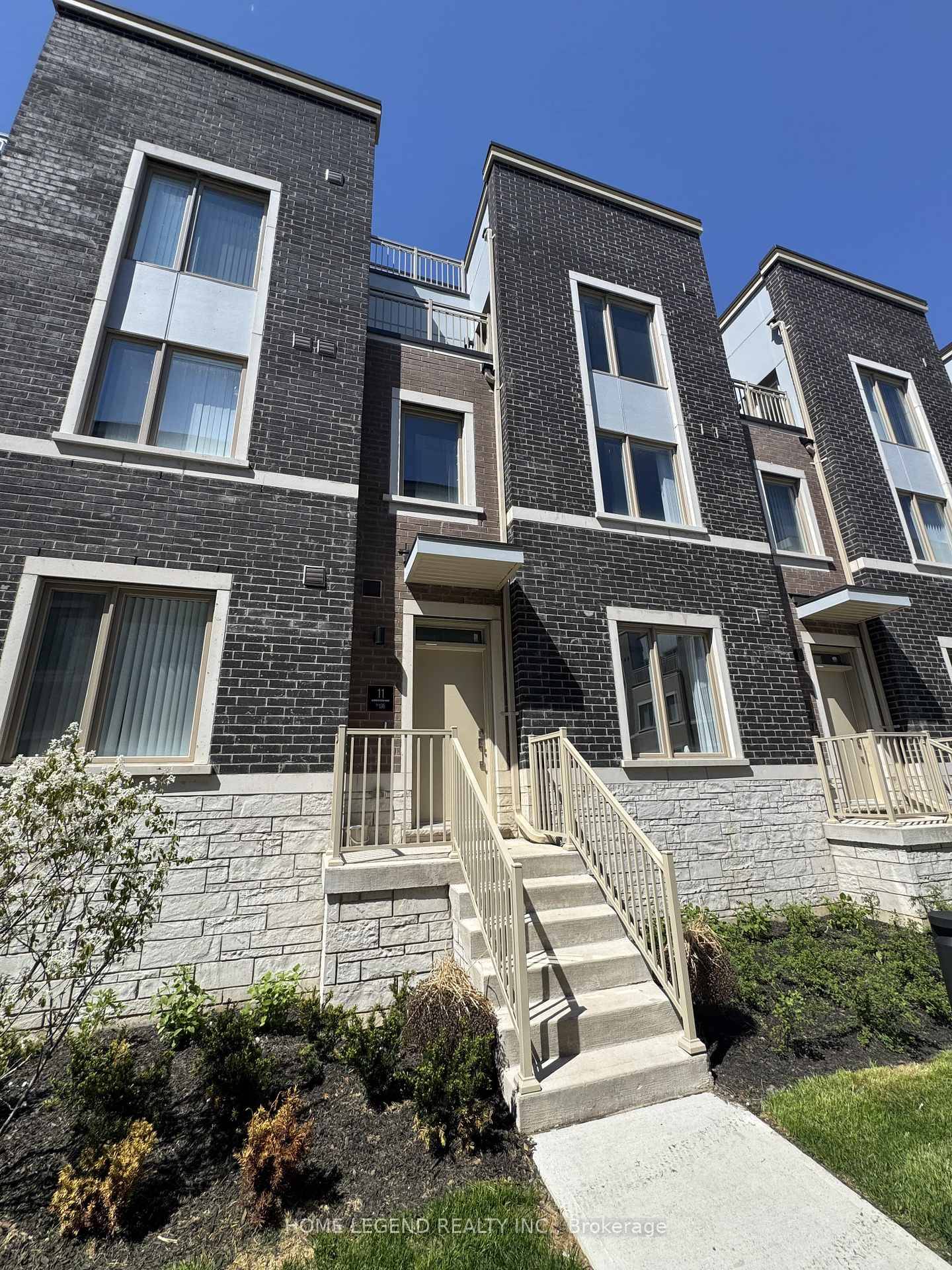 Townhouse with private rooftop terrace and bbq gas line.