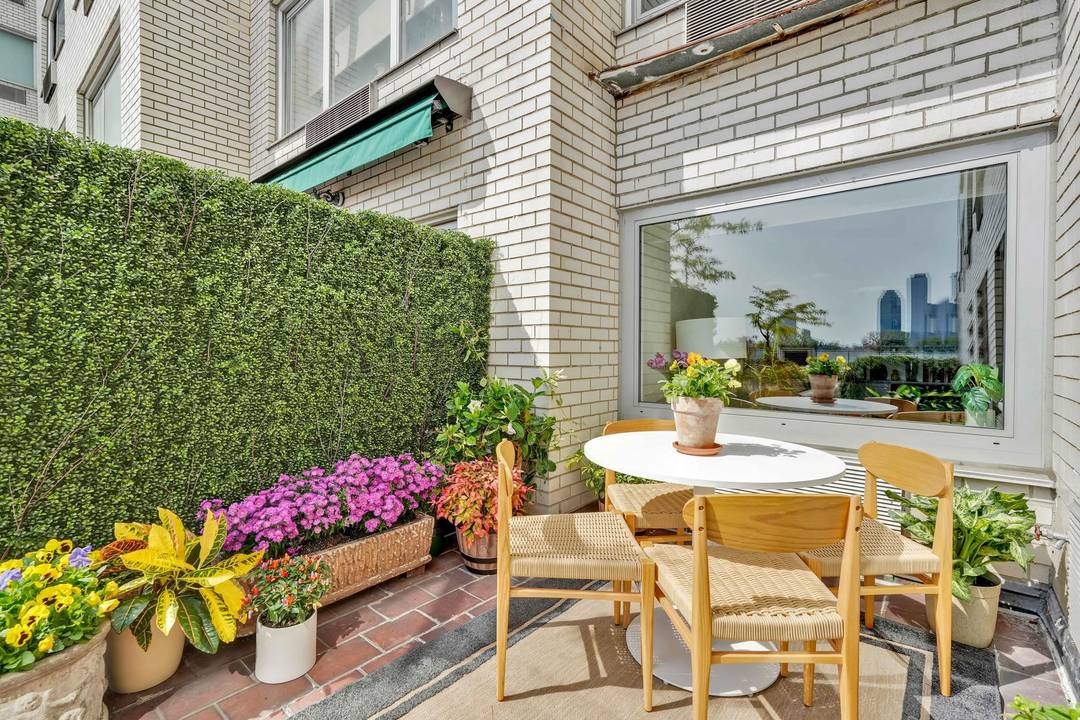 BACK ON MARKET ! This beautiful one bedroom home offers Skyline amp ; River Views.