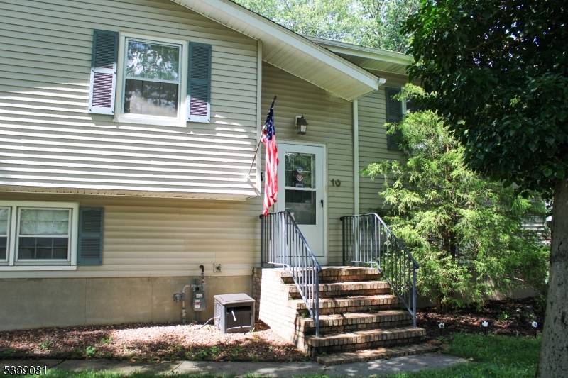 Pride of ownership shines throughout this beautifully maintained Bi Level home, perfectly situated in one of the area's most sought after neighborhoods known for its award winning schools, convenient commuter ...