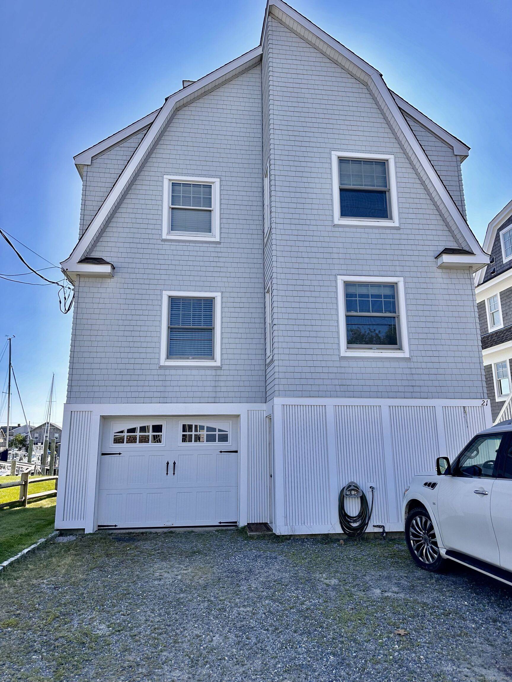 Terrific vacation spot right on the harbor with a dock !