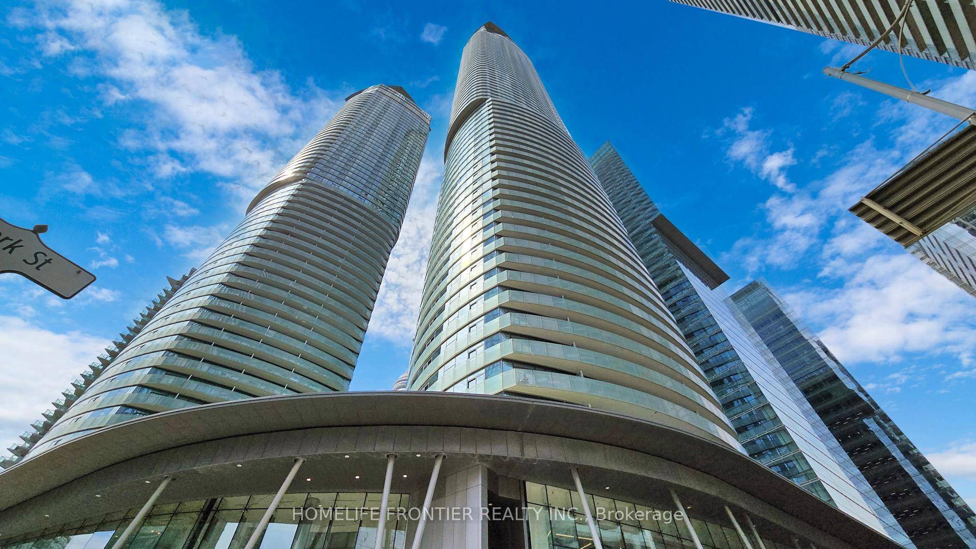 Live at the Centre of it all in a bright beautiful 1 bed den unit.