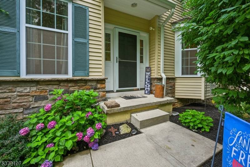 This Carlyle open floor plan features 3 bedrooms, 2 full and1 half bath.