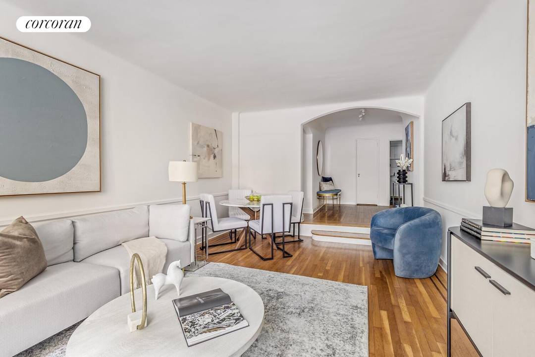Experience sophisticated living in this elegantly designed and meticulously kept co op located in the heart of the Upper East Side.