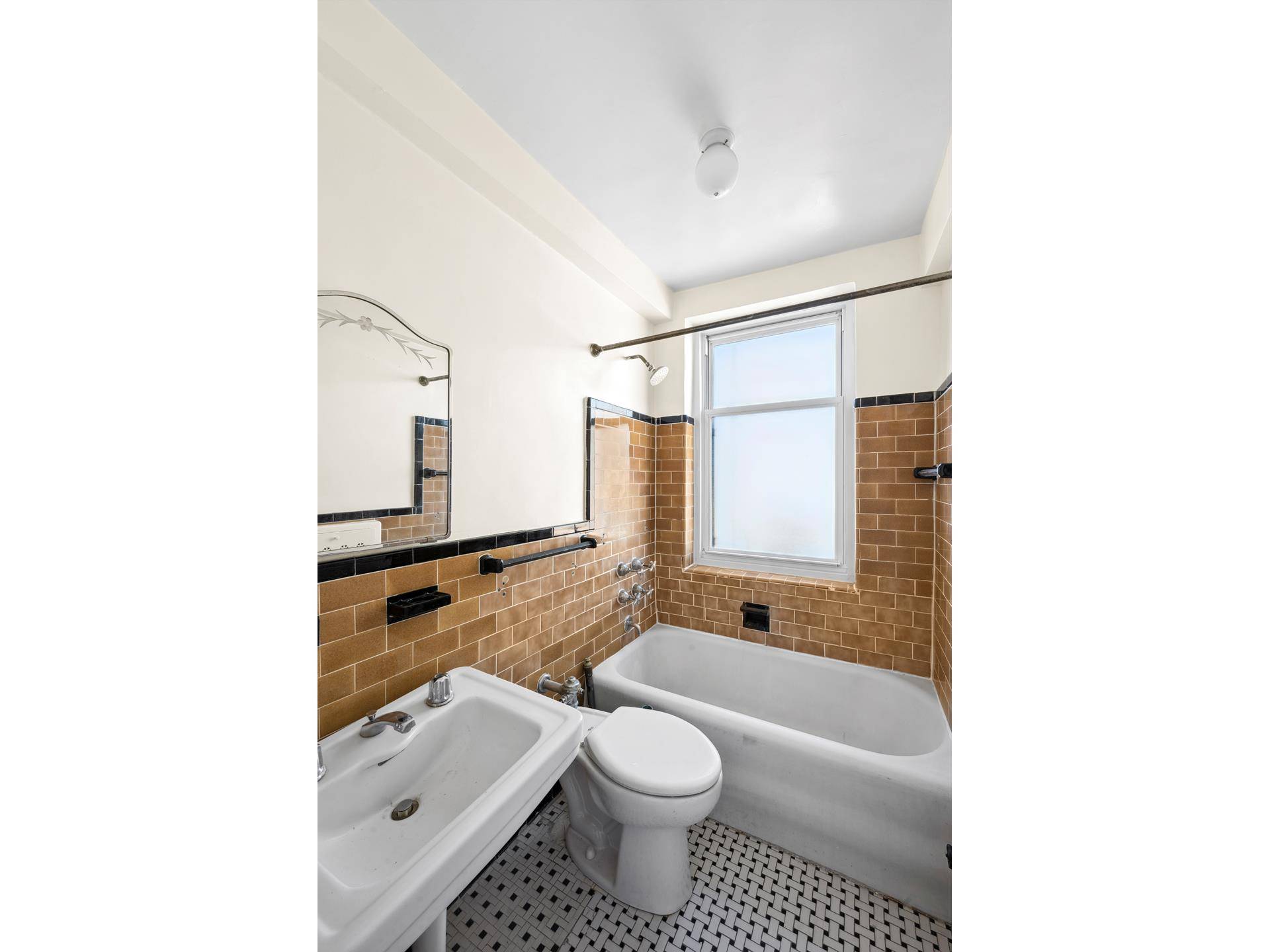 Perched on the 17th floor and suffused with elegant finishes and classic city charm, this LARGE and BRIGHT 1 bedroom, 1 bathroom home is an exemplar of modern Upper West ...