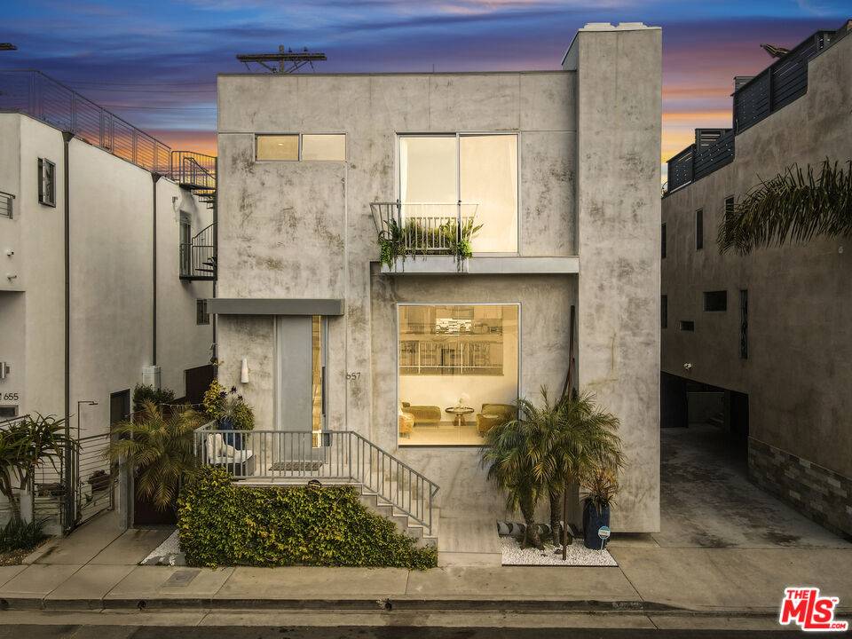 657   Mildred Ave 4.0 Marina Del Rey LA