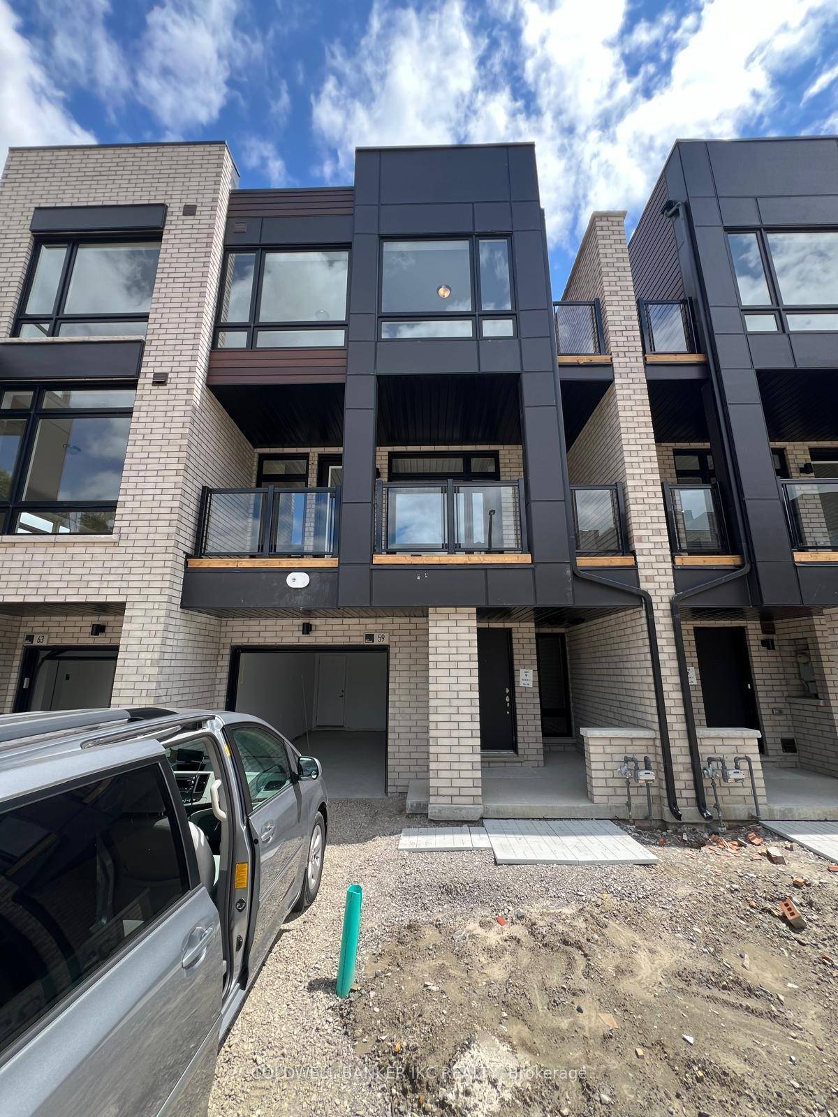 Beautiful sunlit and spacious 3 bedrooms and 3 bathrooms.