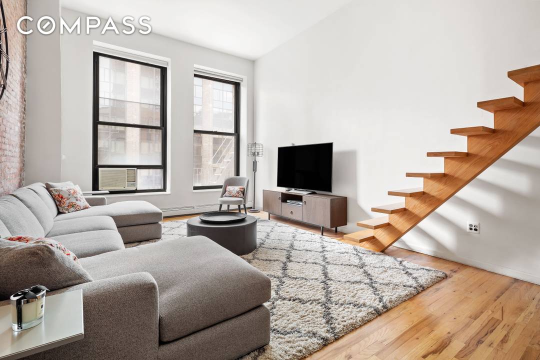 Discover an exceptional opportunity to own a chic, dramatic 1, 000 square foot one bedroom with a spacious loft in one of downtown Manhattan s largest and most desirable buildings ...