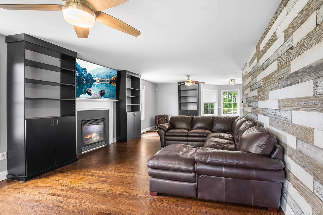 Your Private Retreat in a Prime cu de sac Location with city water and sewer !