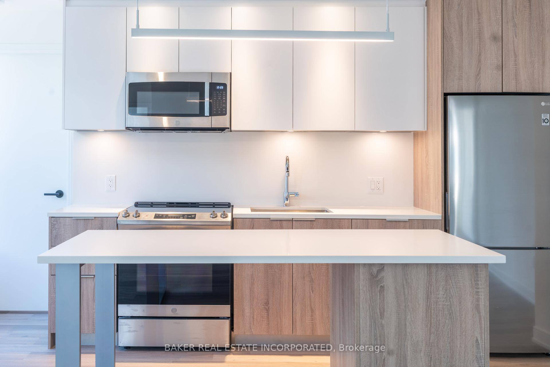 BRAND NEW, NEVER LIVED IN 3 BED, 2 BATH 995sf SUITE RENT NOW AND RECEIVE 6 WEEKS FREE !