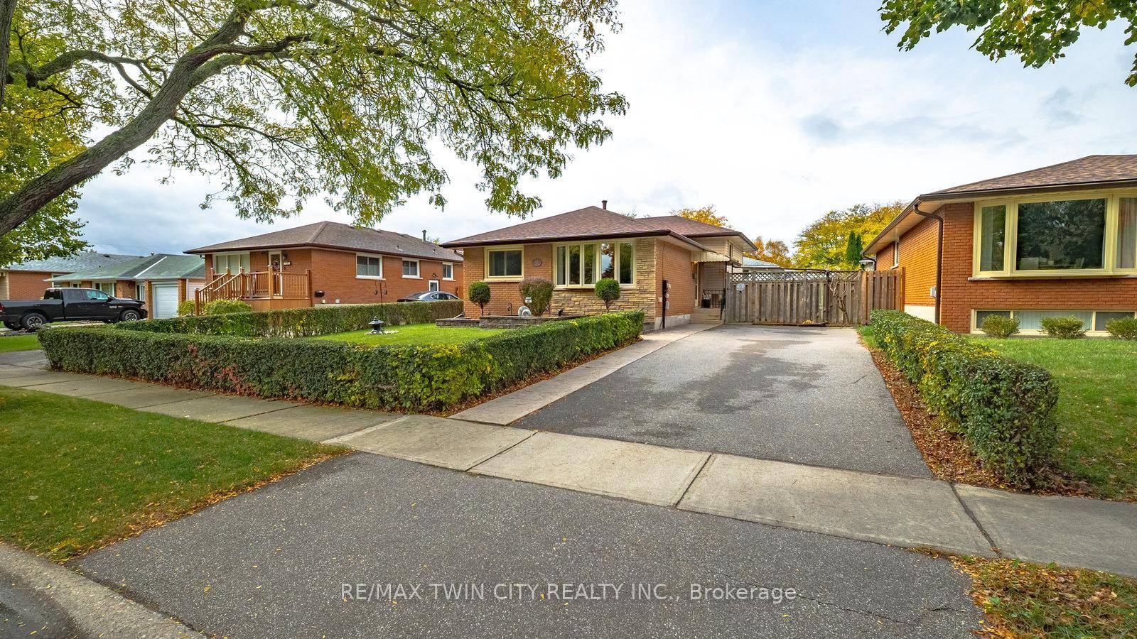 42 Palm Crescent Mayfair's Forever Home Step into this beautifully maintained 4 level backsplit in Brantford's North End, located in the highly desirable Mayfair neighbourhood.