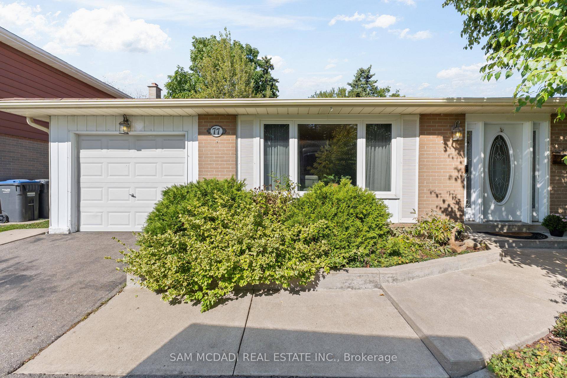 Welcome to this nicely updated backsplit in the highly desirable community of Peel Village !
