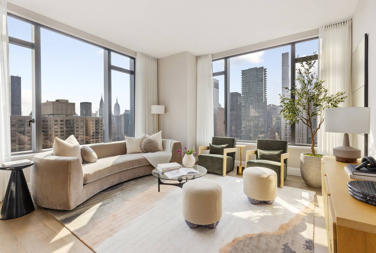 Available for immediate occupancy, Residence 38C at Sutton Tower is a stunning home that offers expansive living accented by southwestern exposure and oversized windows.